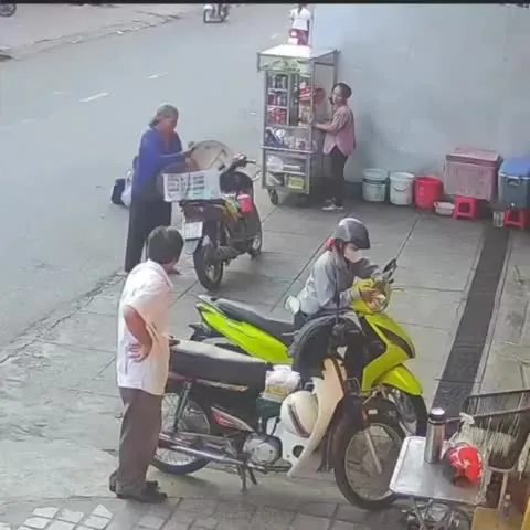 Preview for Phẫn nộ video người phụ nữ đánh dã man bé gái giữa chợ ở Vĩnh Long BÁO SÀI GÒN GIẢI PHÓNG