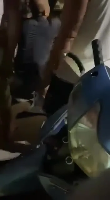 Preview for Vĩnh Phúc Nghe nói cư ớp điện thoại và sa`m sơ~ một bạn nữ. Côngan phải xin “cư ớp” từ tay người dân