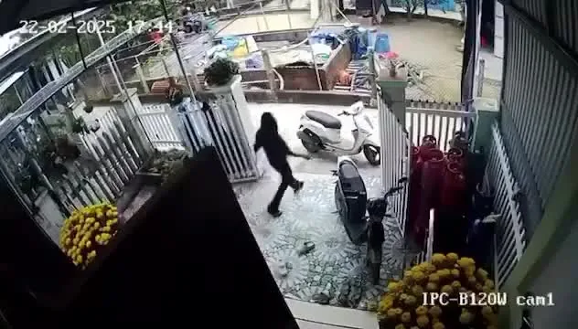 Preview for Quảng Nam Mâu thuẫn hàng xóm, ng phụ nữ bị đ@m lòi ruột – HHĐP