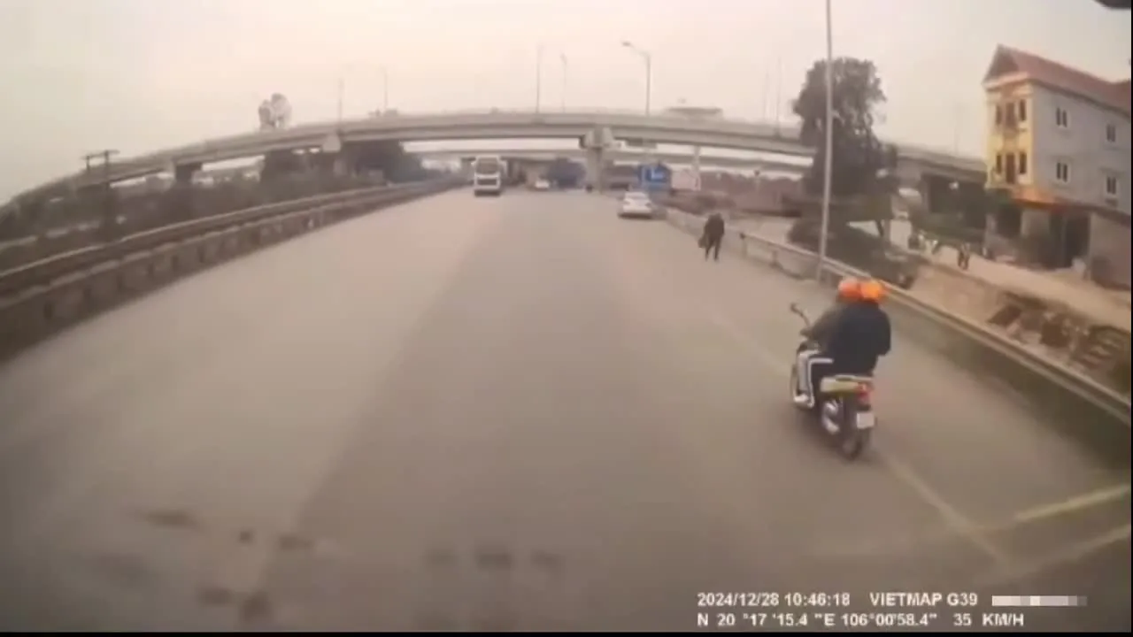 Preview for Clip NONG 24h Đen xanh con hon 50 giay bong chuyen sang đo khien