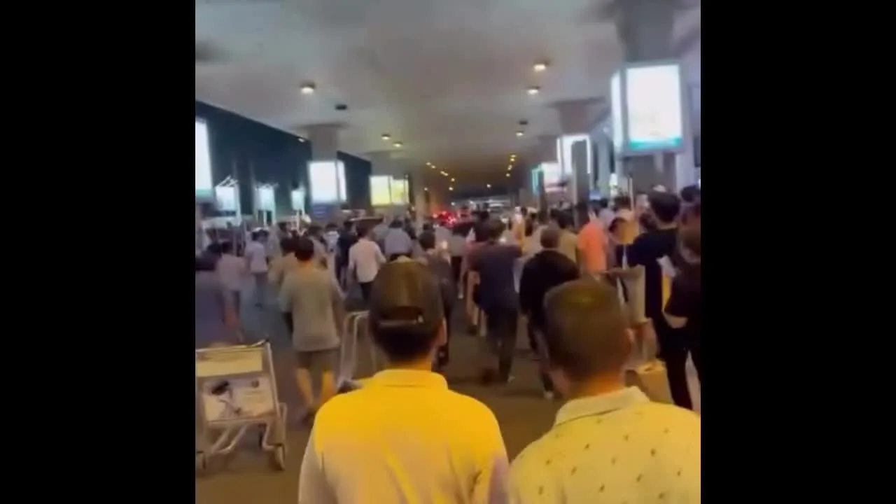 Preview for Một chiếc xe Vinfast tự lái tại sân bay Tân Sơn Nhất Cô Bác về ăn Tết cẩn HD