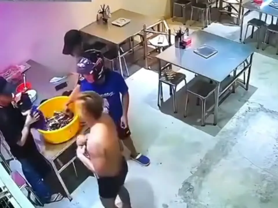 Preview for Đoạn clip dzừa cái bụng lúc này mấy đứa nhỏ đi làm phục vụ kiếm cơm thôi mà gây sự ra t@y á.c quá HH