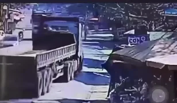 Preview for Gốc Bàng Sơn Cẩm, Thái Nguyên Hôm qua có 1 bạn TNGT mất ở đây, hôm nay 1 bạn đi viếng bạn hôm qua th